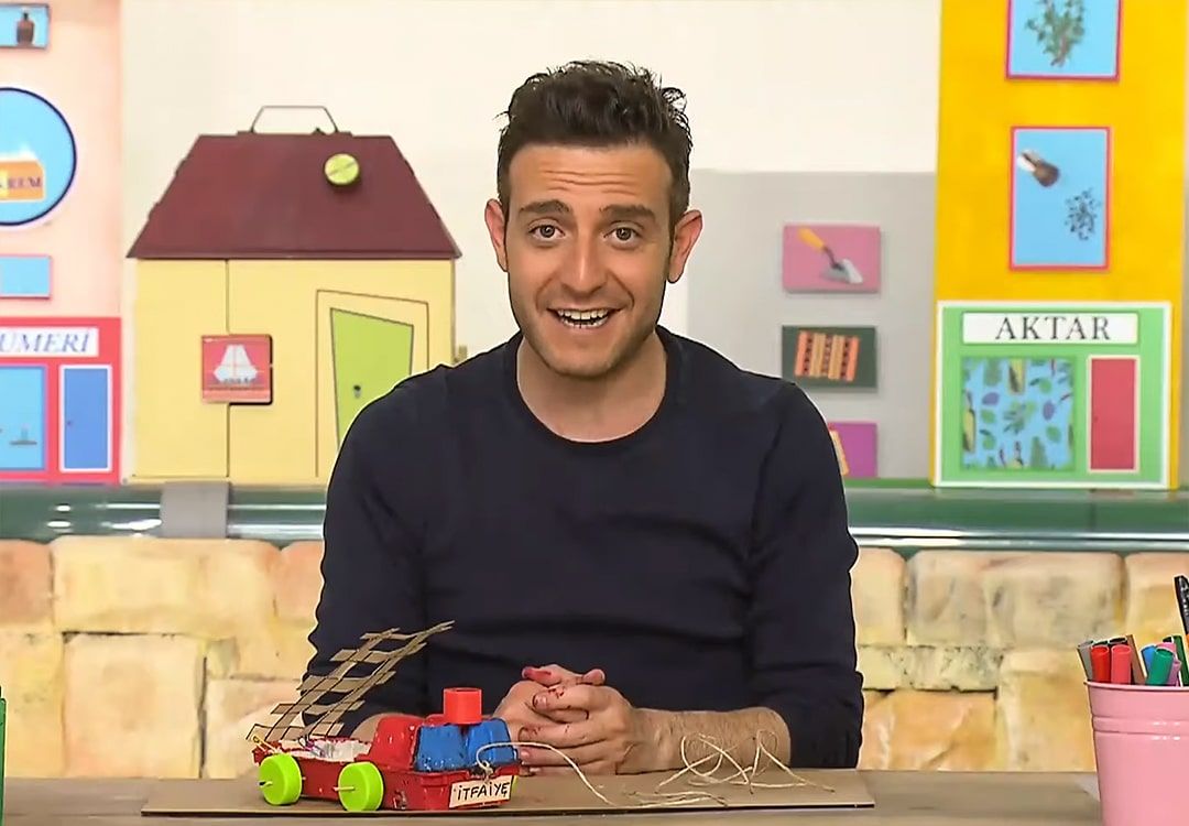 Çek Çek İtfaiye: sunucu masada yumurta kolisinden yapılmış ipli kırmızı itfaiye aracıyla
