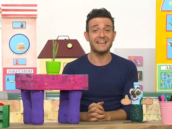 Mini sehpa: programdan kare, sunucu mor ayaklı pembe üst tablalı sehpa ve kukla ile masada