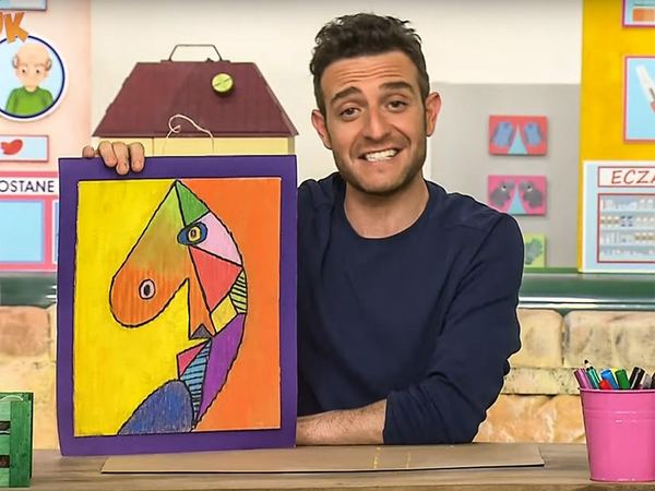 Picasso Yüzler: sunucu parlak renkli, geometrik parçalı bir profil portresini çerçevesiyle gösteriyor