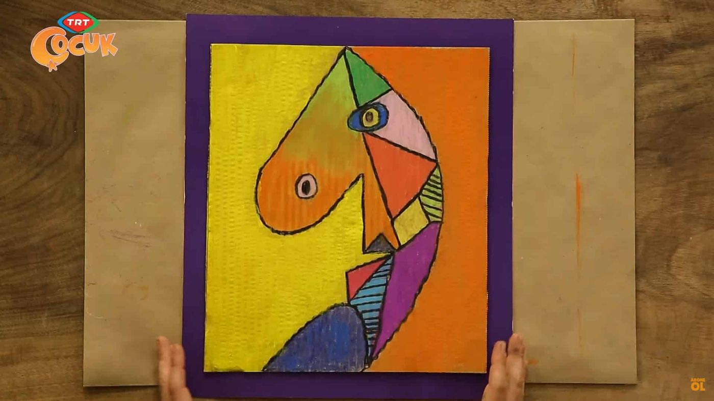 Programdan kare: mor çerçeveli, sarı ve turuncu fonlu, parçalı renklerle boyanmış Picasso tarzı profil yüz