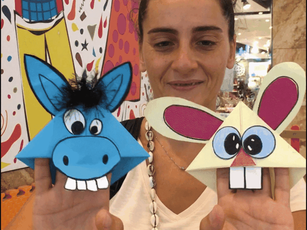 Komik el kuklaları, origami: parmaklara takılmış mavi eşek ve sarı tavşan kağıt katlama kuklaları