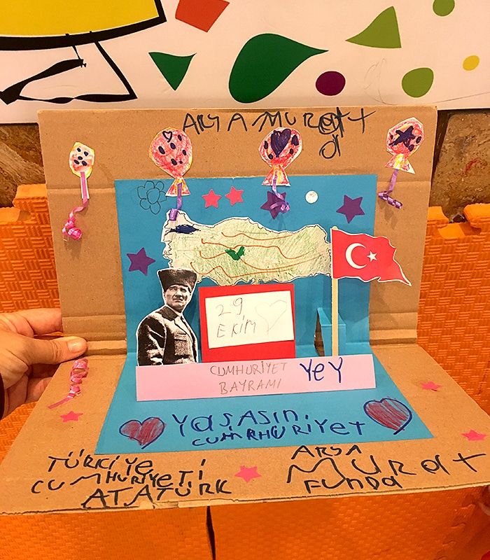 Kenarlarına el yazısıyla Cumhuriyet ve Atatürk yazılmış, kalp ve yıldız süslü çocuk panosu