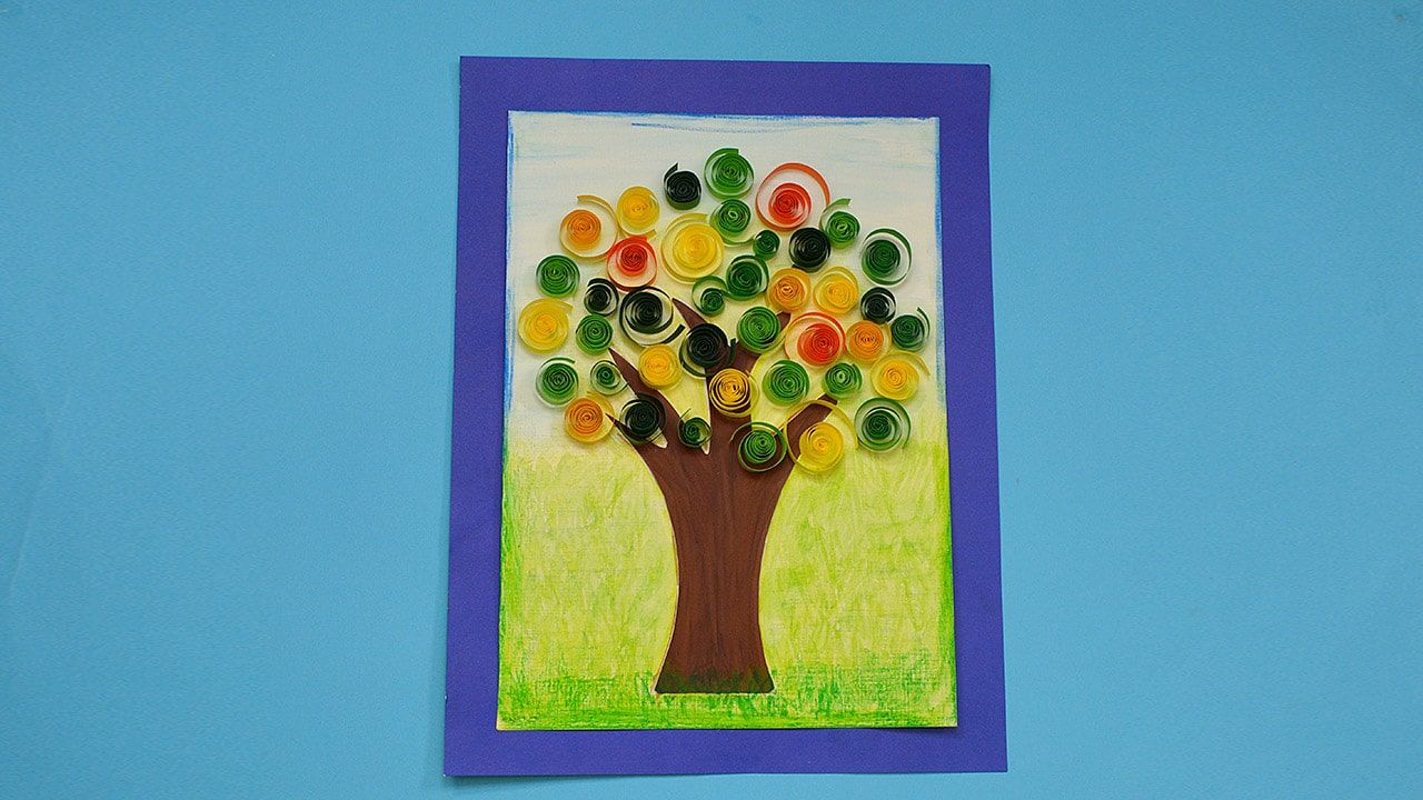 Mavi zemin üzerinde mor kenarlı kağıda yapılmış tamamlanmış quilling ağaç tablosu