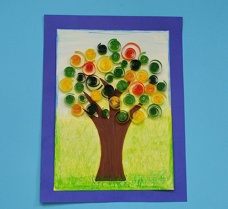 Quilling ile ağaç: mor kenarlı kağıtta kahverengi gövde, yeşil, sarı ve turuncu ucu açık rulolardan yapraklar