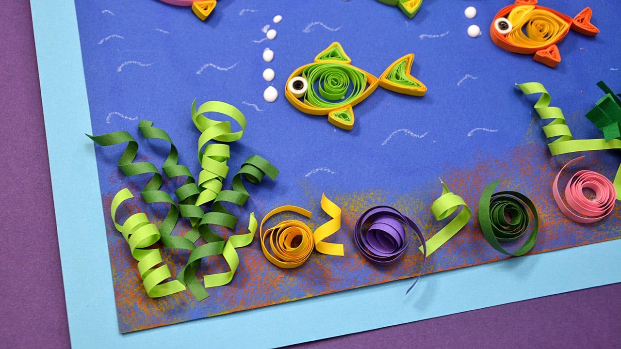 Sol köşedeki yeşil kıvrık şerit yosunlar ve turuncu, mor quilling rulolar yakından