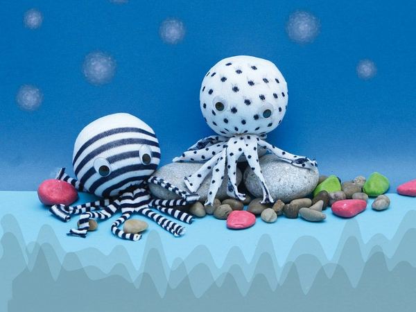 Çorap ahtapot: lacivert çizgili ve puantiyeli tek çoraplardan yapılmış iki ahtapot, renkli çakıl taşları arasında