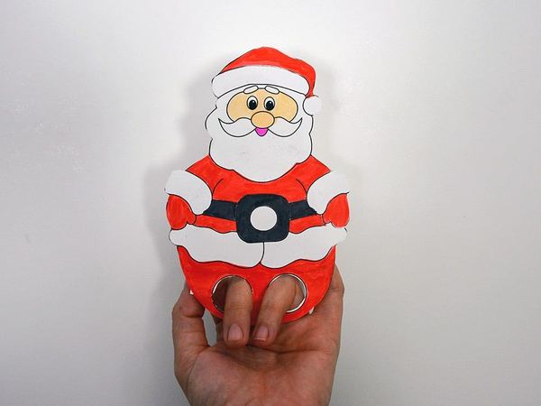 Mini el kuklası: boyanmış kağıttan Noel Baba, alt kısmındaki iki delikten geçen parmaklar bacak oluyor