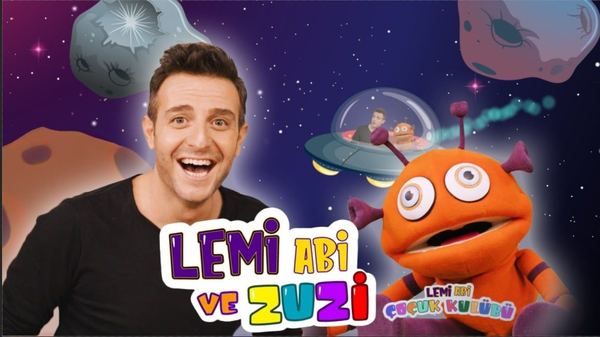 Tanışma videosunun kapağı: sunucu ve turuncu uzaylı kukla, arkada gezegenler ve uçan daire