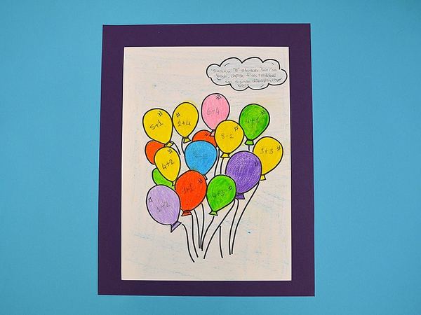 Balon Boyama: toplama ve çıkarma işlemli balonlar sonuçlarına göre boyanmış, mor kartona yapıştırılmış kağıt