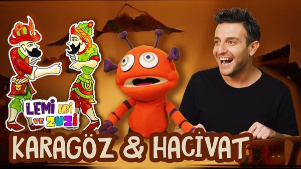 Video kapağı: sunucu ve turuncu uzaylı kukla, yanlarında kağıttan Karagöz ve Hacivat kuklaları