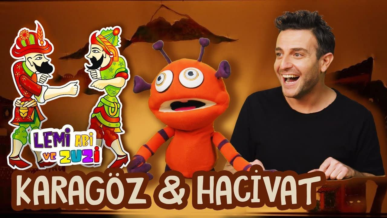 Video kapağı: sunucu ve turuncu uzaylı kukla, yanlarında kağıttan Karagöz ve Hacivat kuklaları