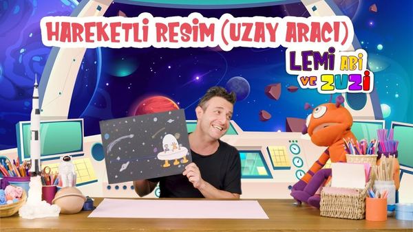 Hareketli uzay aracı resmi videosunun kapağı: sunucu elinde siyah zeminli uzay resmini gösteriyor
